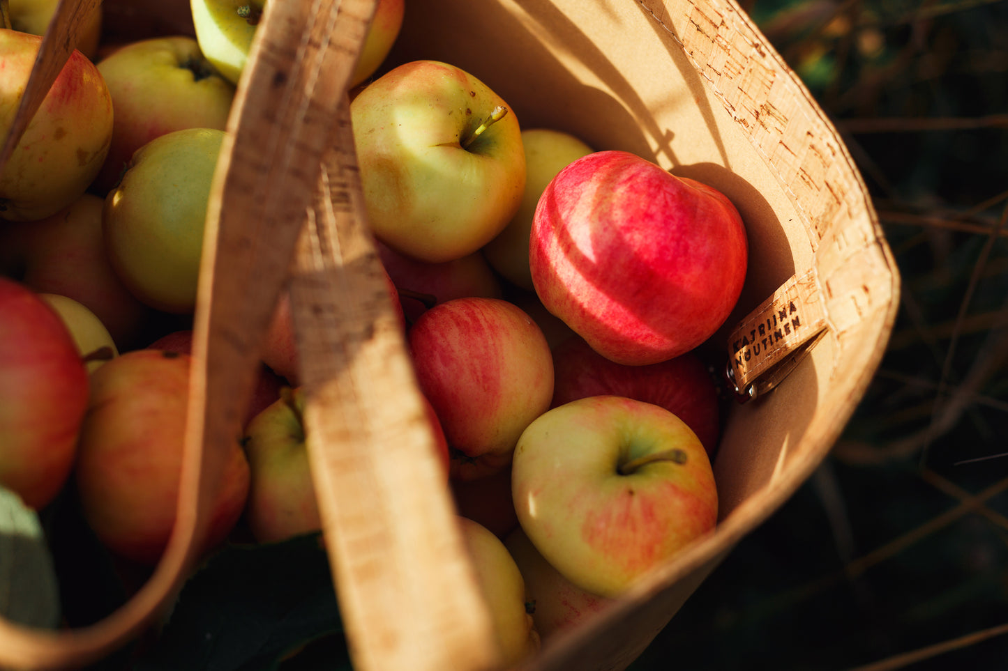 In Aura bag you may carry even 12 kg apples!